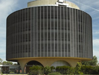 Cylindrical Bertrand Goldberg building at risk of demolition in Illinois Image