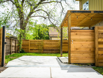Modern Garden Boundaries: Woodgrain-Style Fencing Image