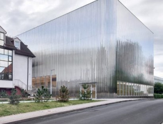 SLAS Architekci wraps Polish concert hall in mirror-like steel facade Image